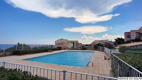 une piscine dans une cour clôturée dans l'établissement Appartement T3 avec terrasse donnant sur la mer sur Saint Pierre la Mer, à Saint Pierre La Mer