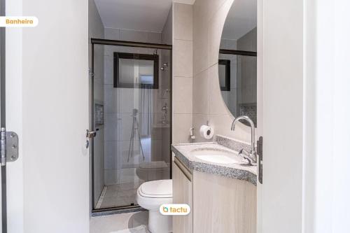 uma casa de banho com um WC, um lavatório e um chuveiro em Lindo térreo espaçoso no VG Sun Cumbuco por Tactu em Cumbuco