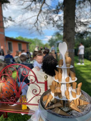 a wedding cake with wooden spoons on a table at Agriturismo Villa Le Vigne in Montevarchi