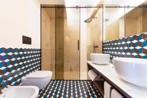 a bathroom with two sinks and a shower at Gargiulo Resort in Sant'Agnello