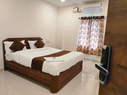 Postel nebo postele na pokoji v ubytování HOTEL VIRAT GRAND
