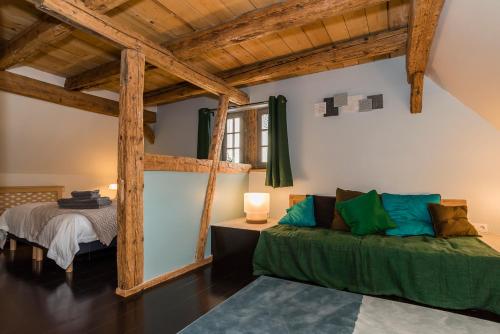 a living room with a couch and a bed at Maison Alsacienne 6p in Illkirch-Graffenstaden