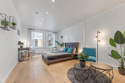 een woonkamer met een bed en een tafel bij Das CRAZY MONKEY LOFT mit 100qm & Summerlounge in Stuttgart
