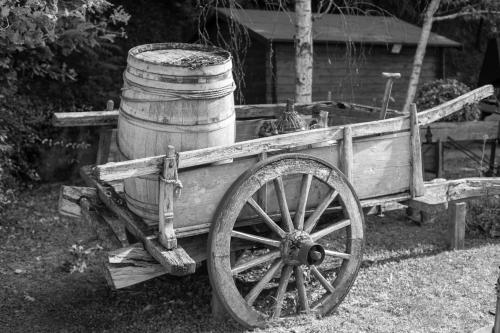 a wooden cart with a barrel on top of it at Agriturismo Villa Le Vigne in Montevarchi