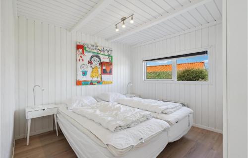 スナーヴィグにある3 Bedroom Stunning Home In Ringkbingの白いベッドルーム(ベッド1台、窓付)