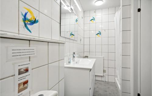 Solhj في Sønder Felding: حمام أبيض مع حوض ومرحاض