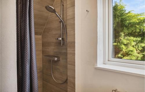 y baño con ducha y ventana. en Awesome Home In Bandholm With House Sea View en Bandholm