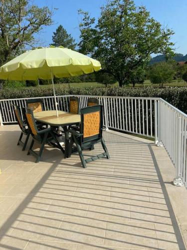 Photo de la galerie de l'établissement Villa 6 pers, piscine chauffée près de Sarlat, à Saint-Cybranet