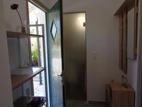 um corredor com uma porta para um quarto em La casetta em Roda
