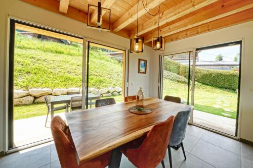 Фотография из галереи Magnifique Chalet neuf 8 pers, 800 m télécabine Princesse Megeve в городе Комблу