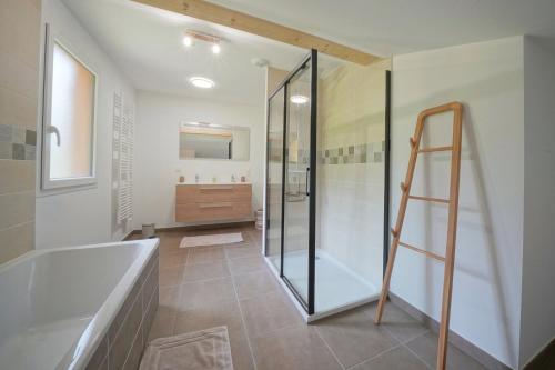 a bathroom with a bath tub and a ladder at Magnifique Chalet neuf 8 pers, 800 m télécabine Princesse Megeve in Combloux