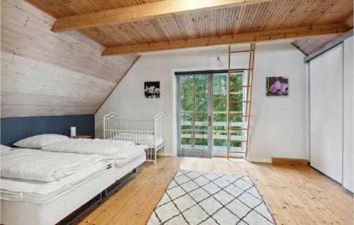 Solhj في Sønder Felding: غرفة نوم بسرير وسقف خشبي