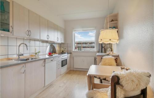 Η κουζίνα ή μικρή κουζίνα στο 1 Bedroom Nice Apartment In Risskov