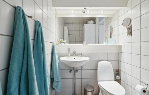 Ένα μπάνιο στο 1 Bedroom Nice Apartment In Risskov