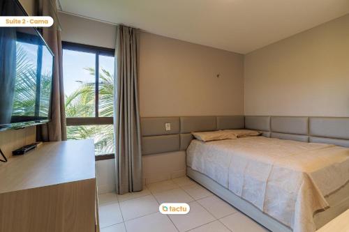 une chambre avec un lit et une fenêtre dans l'établissement Bungalow face jardin au VG Sun Cumbuco par Tactu, à Paracumbuca