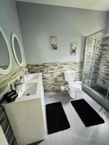 Ένα μπάνιο στο Kingston Vacation Home Two Bedroom