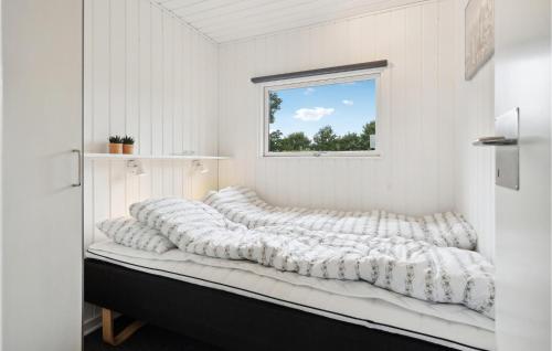 HejlsにあるCozy Home In Hejls With Saunaの白いベッドルーム(大型ベッド1台、枕付)