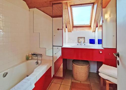 a bathroom with a red sink and a tub at Maison familiale vue mer 8 personnes in Locmaria