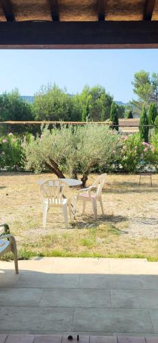 2 bancs blancs du parc assis sur un terrain dans l'établissement mas clair de lune, à Saint-Rémy-de-Provence