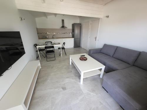 a living room with a couch and a table at Preciosa cabaña in Guía de Isora