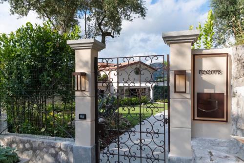 a gate to a garden with a house at Gargiulo Resort in Sant'Agnello