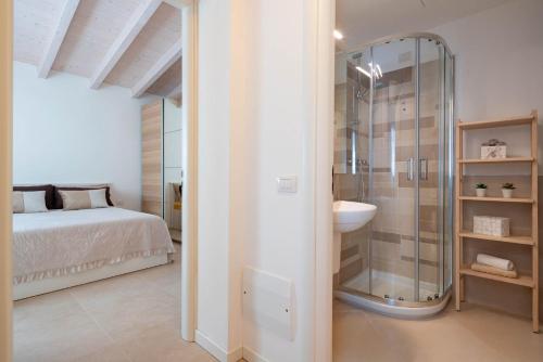 baño con ducha de cristal y cama en Loft in Venice - Murano Venier, en Venecia