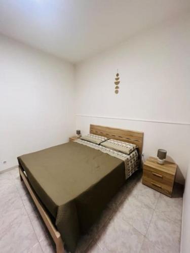 巴列塔的住宿－Casa Sant' Andrea，一间卧室配有一张床和一个床头柜