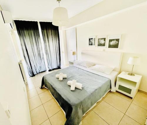 1 dormitorio con 1 cama con 2 toallas en Clio Muse, en Atenas