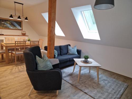 - un salon avec un canapé bleu et une table dans l'établissement Ferienwohnung Spreewaldglück, à Burg