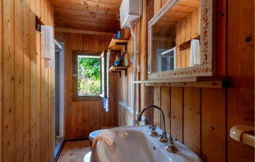 ein Badezimmer mit einem weißen Waschbecken in einem Holzzimmer in der Unterkunft Awesome Home In Morrovalle With Outdoor Swimming Pool in Morrovalle
