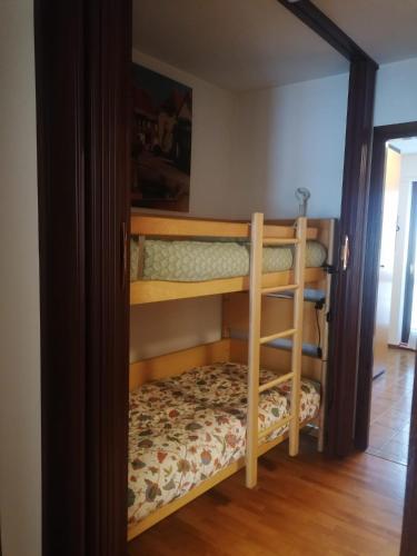 een stapelbed in een kamer met een stapelbed in een kamer bij Dimora Cervi in Bardonecchia