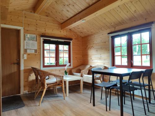 jadalnia ze stołem i krzesłami w obiekcie Halland Camping w mieście Berkåk