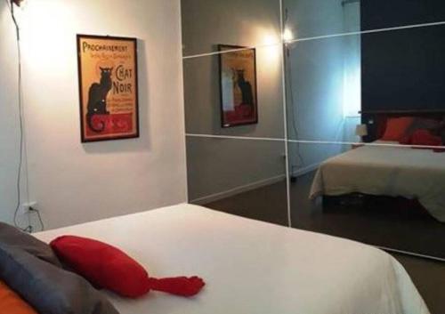 un dormitorio con una cama con un animal de peluche rojo en Centralissimo a due passi dal mare, en Follonica