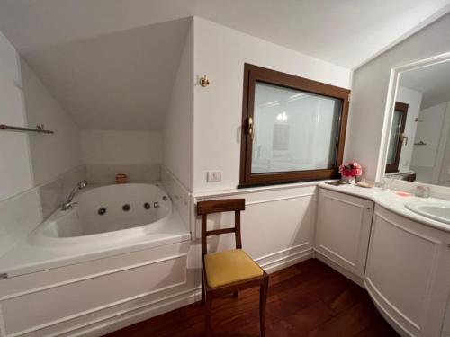 La salle de bains est pourvue d'une baignoire, d'un lavabo et d'un miroir. dans l'établissement Liguria Holidays- Casa Oliver, à Camogli