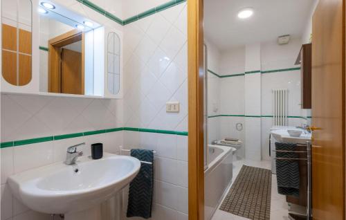 ein Badezimmer mit einem Waschbecken, einem WC und einer Badewanne in der Unterkunft Nice Home In Porto Recanati With Wifi And 2 Bedrooms in Porto Recanati