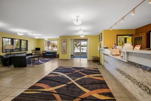 eine Lobby mit einem Restaurant mit einem Teppich auf dem Boden in der Unterkunft Americas Best Value Sandman Inn in La Grande
