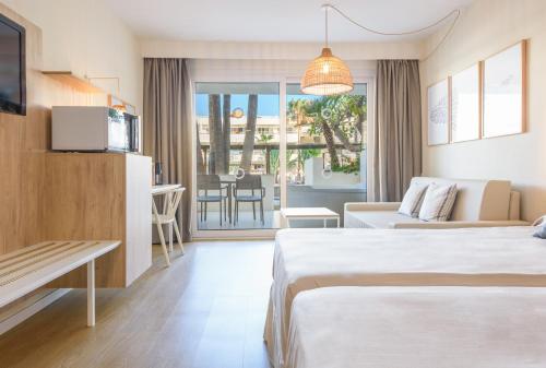 パルマノヴァにあるFERGUS Club Palmanova Parkのベッド2台とテレビが備わるホテルルームです。