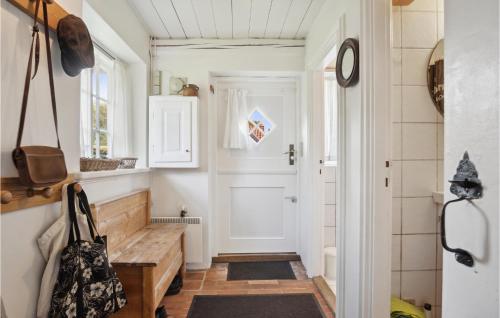 un couloir avec un banc en bois et une porte dans l'établissement 3 Bedroom Beautiful Home In Fan, à Sønderho