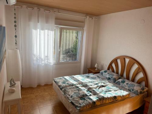 a bedroom with a bed and a window at CHALET INDEPENDIENTE COn VISTAS AL MAR in Peñíscola