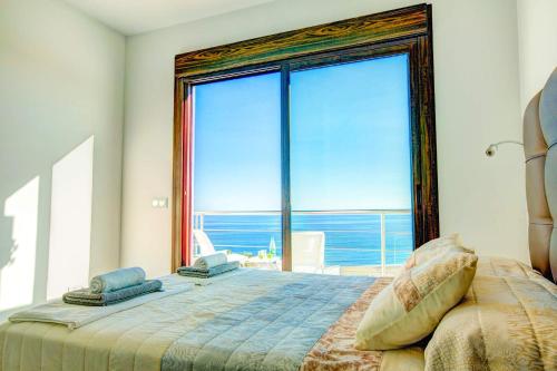 Postel nebo postele na pokoji v ubytování Villa Luisa Seaview 2 Casasol
