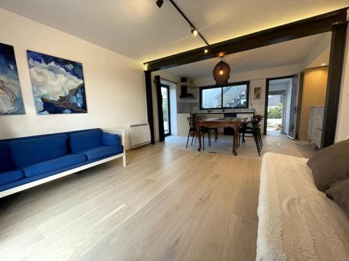 Ruang duduk di New appartment 180m from the beach