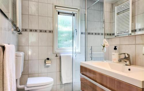 Ένα μπάνιο στο Cozy Home In Vorden With Kitchen
