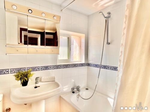 uma casa de banho branca com um lavatório e um chuveiro em VH CostaBlanca - APARTAMENTO RIVIERA em Moraira