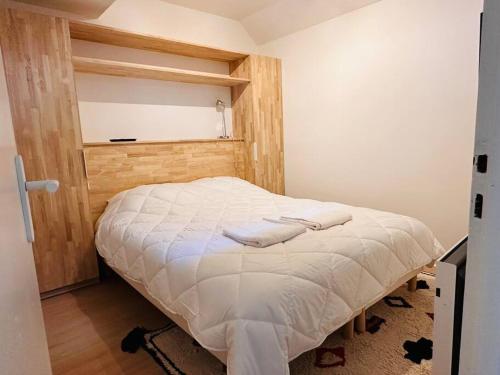 Tempat tidur dalam kamar di Appartement confort, port Boinot