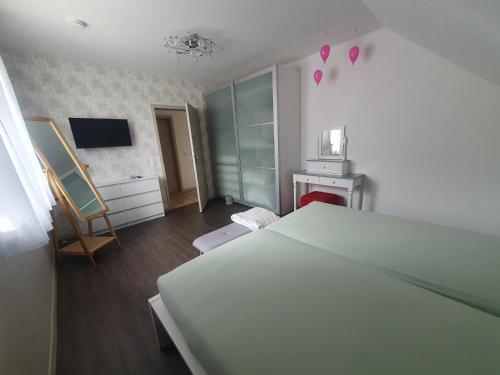 a room with a bed and a television in it at FeWo beim Oldtimer in Rees