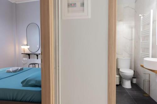 een slaapkamer met een bed, een toilet en een wastafel bij Debbie's διαμέρισμα δίπλα στο νερό ! in Chalkida