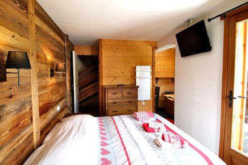 Katil atau katil-katil dalam bilik di Charming Chalet w/ Mountain & Slope Views, Jacuzzi