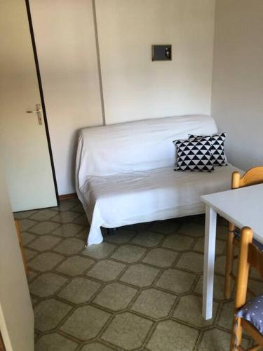 um quarto com uma cama branca num quarto em La casa sul mare em Silvi Paese