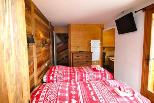Katil atau katil-katil dalam bilik di Charming Chalet w/ Mountain & Slope Views, Jacuzzi