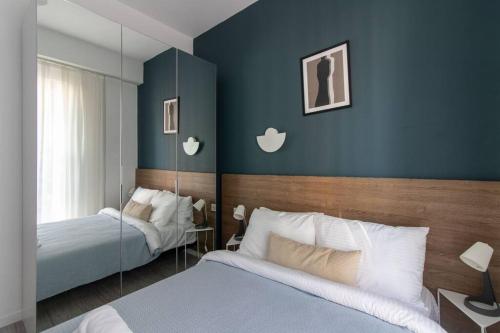 1 Schlafzimmer mit 2 Betten und einem Spiegel in der Unterkunft Trendy & Compact 2BR Apartment w/ Free Parking #18 in Istanbul